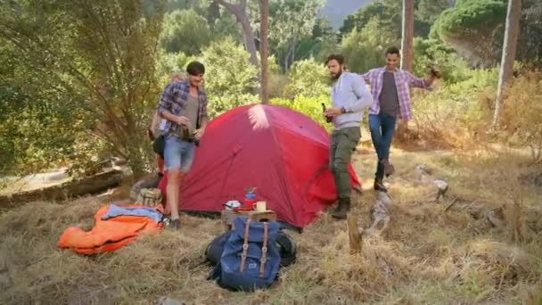 Vier Mannen Rusten Met Bier Door Tent Bos — Stockvideo