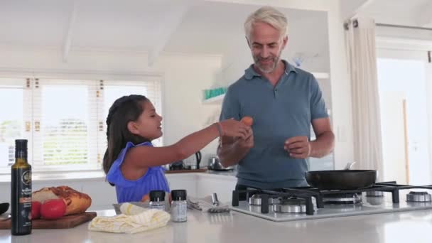 Père Avec Fille Faire Frire Des Œufs Dans Cuisine — Video