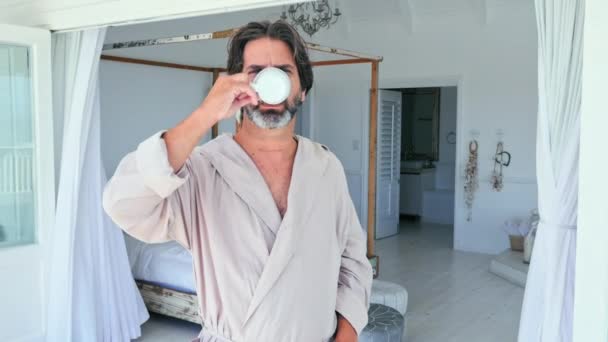 Man Badjas Koffie Drinken Het Terras — Stockvideo