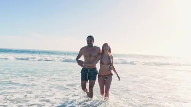 Feliz Pareja Caminando Playa — Vídeos de Stock