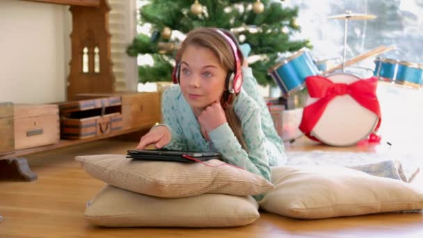 Noel Ağacı Tarafından Dijital Tablet Kullanan Kız Portresi — Stok video