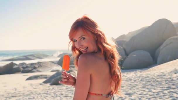 ビーチでカメラを見ているアイスクリームを持つ女性 — ストック動画