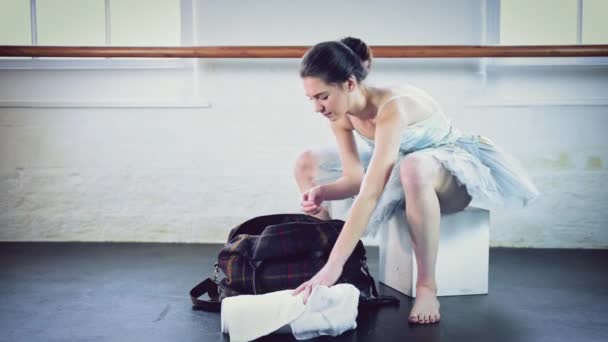 Meisje Ballet Schoenen Zetten — Stockvideo