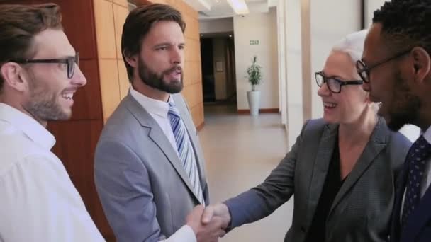 オフィスの廊下で挨拶するビジネスマン — ストック動画