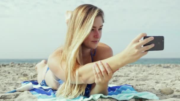 Potret Wanita Muda Yang Selfie Pantai — Stok Video