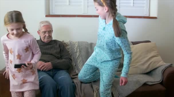 Meninas Tomando Selfie Com Avô — Vídeo de Stock