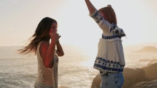 Γυναίκες Χορεύουν Στην Παραλία — Αρχείο Βίντεο