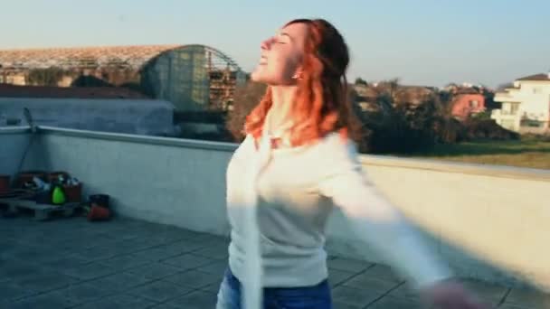 若い女性の建物の屋根の上で踊って — ストック動画