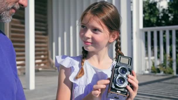 レトロなカメラを使用して成熟した男と女の子 — ストック動画