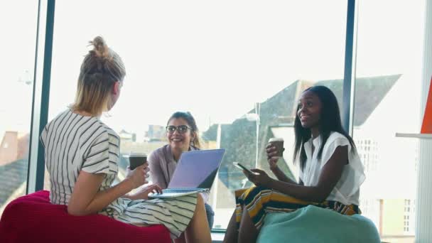 Mulheres Negócios Conversando Durante Coffee Break — Vídeo de Stock