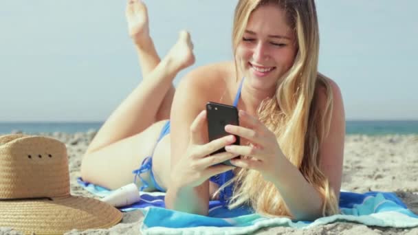 Νεαρή Γυναίκα Χρησιμοποιώντας Smartphone Στην Παραλία — Αρχείο Βίντεο