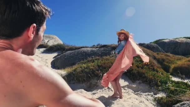 Homme Regardant Tandis Que Femme Danse Sur Plage — Video