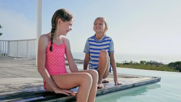 Twee Zussen Zittend Bij Het Zwembad — Stockvideo
