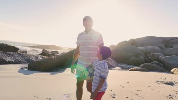 Vader Zoon Lopen Met Soccer Ball Het Strand — Stockvideo