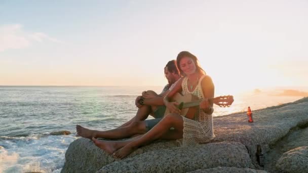 Amigos Relajándose Con Guitarra Acústica Playa — Vídeo de stock