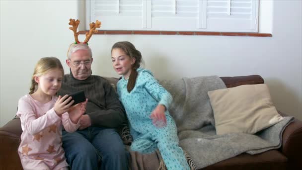 Duas Meninas Tomando Selfie Com Avô — Vídeo de Stock
