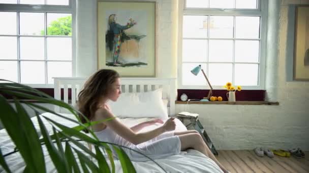 Kadın Elinde Telefonla Yataktan Kalkıyor — Stok video