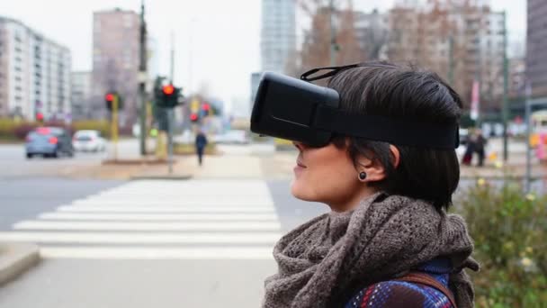 Mulher Vestindo Simulador Realidade Virtual Rua — Vídeo de Stock