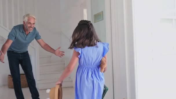 Padre Abrazando Hija Con Equipaje Casa — Vídeos de Stock