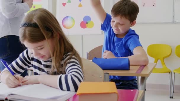 Niña Niño Los Escritorios Escuela Primaria Maestro Ayudando Niño — Vídeo de stock