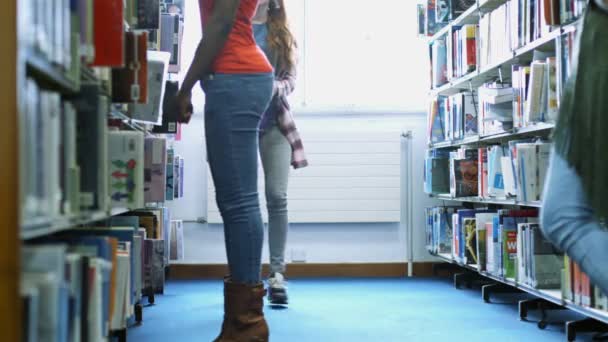Studenten Lernen Der Bibliothek — Stockvideo