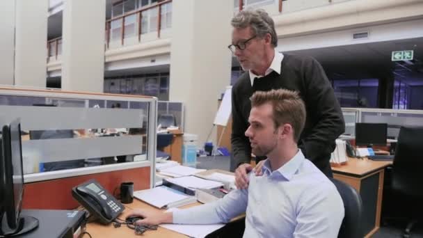 办公室使用计算机的男性同事 — 图库视频影像
