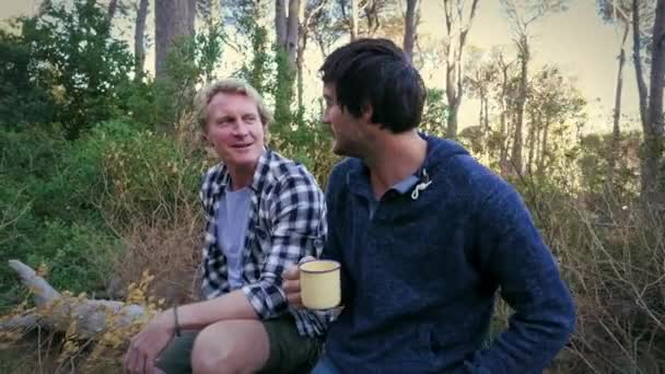 Dois Homens Falando Floresta Verão — Vídeo de Stock