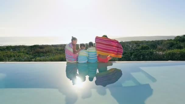 Vista Trasera Los Padres Con Hijas Sentadas Junto Piscina — Vídeo de stock