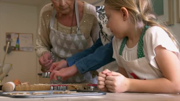 台所でクッキーを作る女の子と祖母 — ストック動画