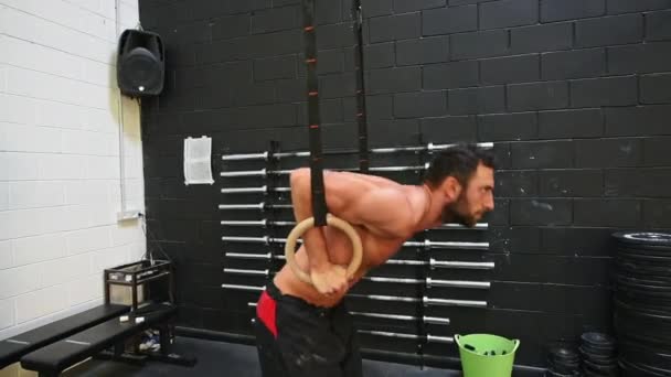 Man Uitoefenen Gymnastiek Ringen — Stockvideo