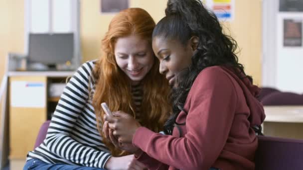 Estudantes Assistindo Smartphone Escola — Vídeo de Stock