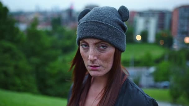 Porträtt Kvinna Stickad Hatt Tittar Kameran — Stockvideo