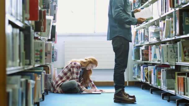 Studenter Som Studerar Biblioteket — Stockvideo