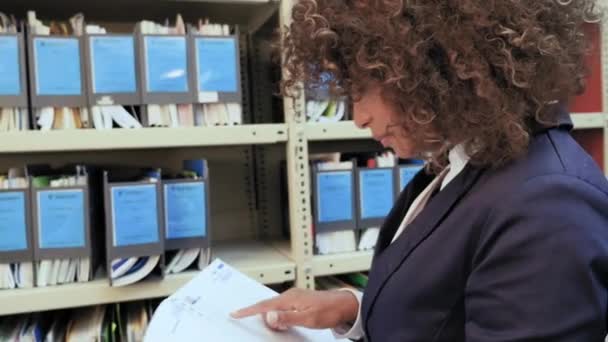年轻女实业家在办公室读文件 — 图库视频影像