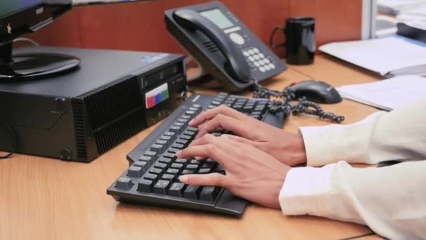 Jovem Empresária Falando Por Telefone Escritório — Vídeo de Stock