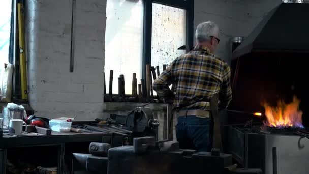 Blacksmith Pohybující Kov Pece Používající Kovadlinu — Stock video