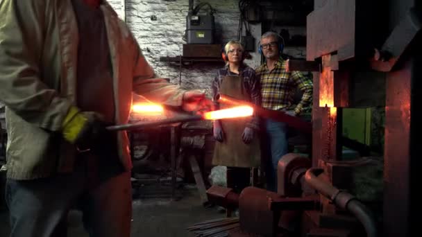 Herrero Moviendo Metal Del Horno Martillo Eléctrico — Vídeo de stock