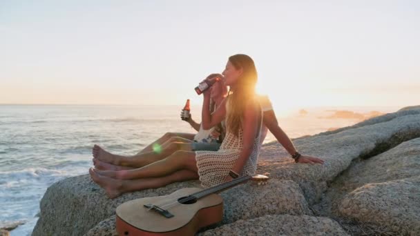 Amigos Relajándose Bebiendo Cerveza Playa — Vídeos de Stock