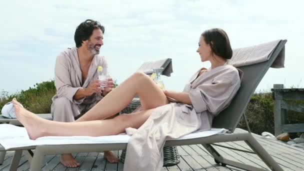Couple Avec Boissons Fraîches Relaxant Sur Patio — Video