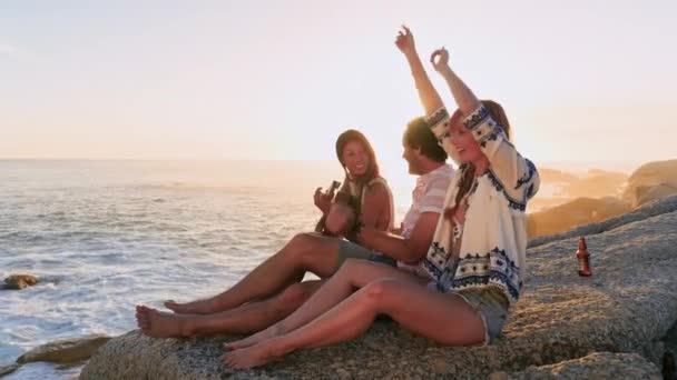 Vrienden Ontspannen Met Akoestische Gitaar Het Strand — Stockvideo