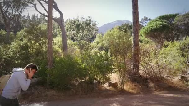 Cuatro Hombres Caminando Con Mochilas Bosque — Vídeos de Stock