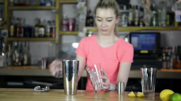 Barmanka Kobieta Robi Koktajl — Wideo stockowe