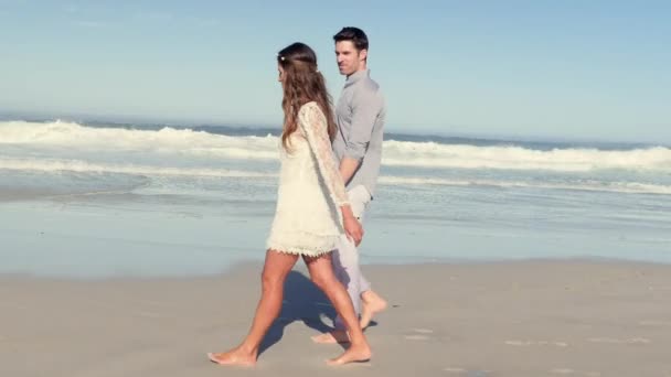 Boční Pohled Mladé Dvojice Při Procházce Pláži — Stock video