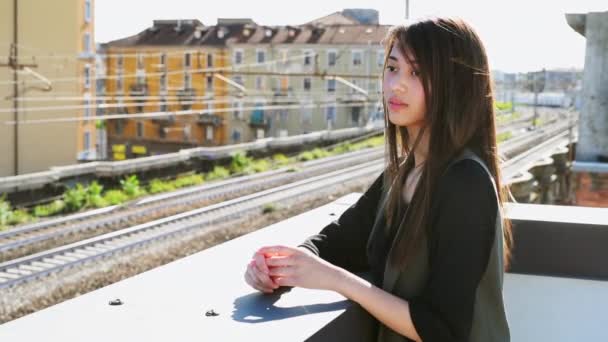 Mujer Joven Balcón Aire Libre Ciudad — Vídeos de Stock