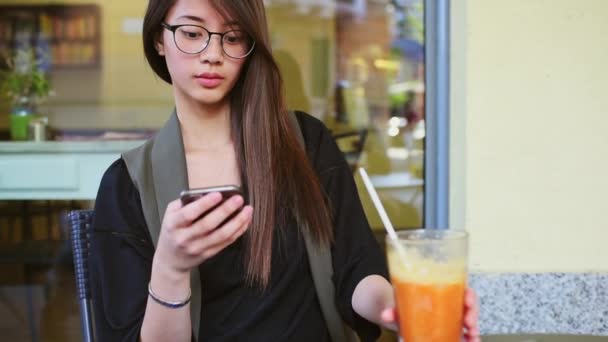 Jovem Mulher Usando Smartphone Suco Bebida — Vídeo de Stock