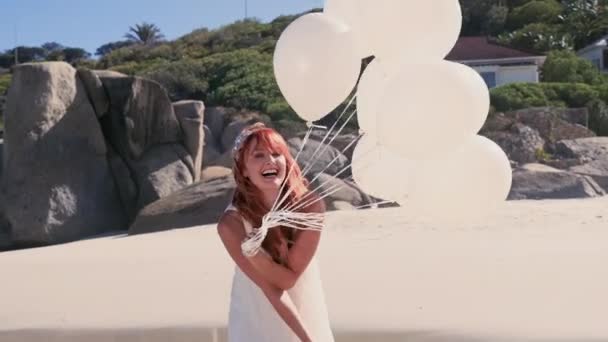 Porträt Einer Frau Mit Luftballons Strand — Stockvideo