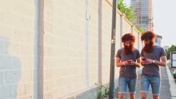 Jumeaux Masculins Utilisant Des Smartphones Dans Rue — Video