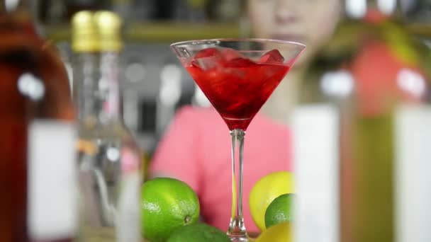 Barmen Kokteylin Içine Soda Dolduruyor — Stok video