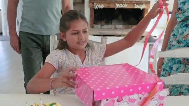 Chica Con Los Padres Desenvolviendo Regalo Cumpleaños — Vídeos de Stock