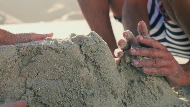 Gros Plan Père Fils Faisant Château Sable — Video